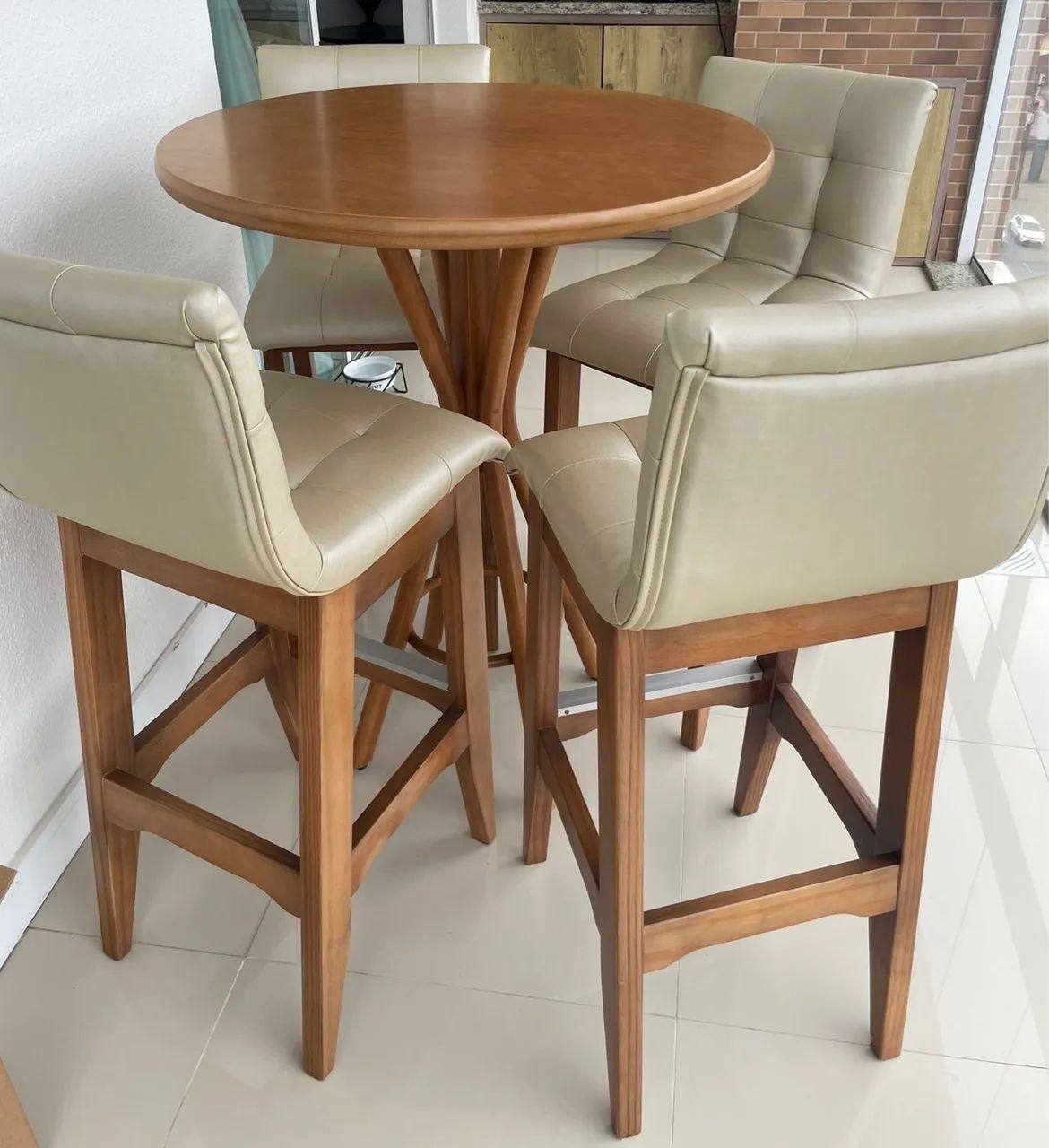 Vendo Mesa Bistrô Alta com 4 banquetas  - Foto 4