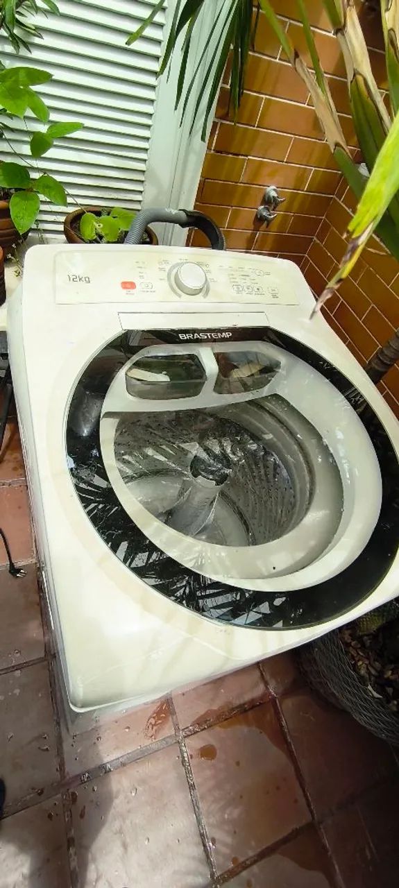 Máquina de lavar Brastemp 12kg com defeito. Vazando água por baixo