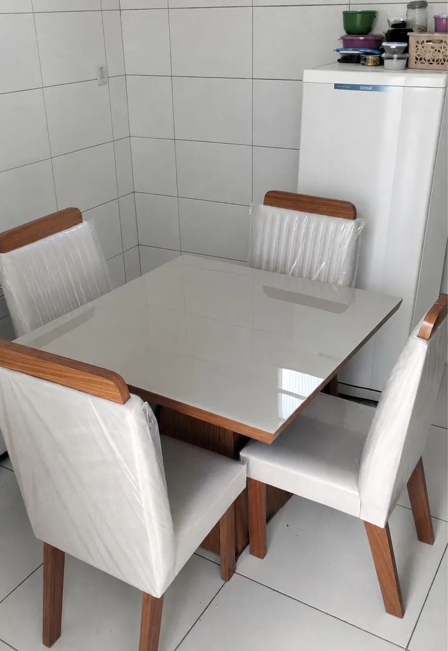 Mesa posta 4 cadeiras 