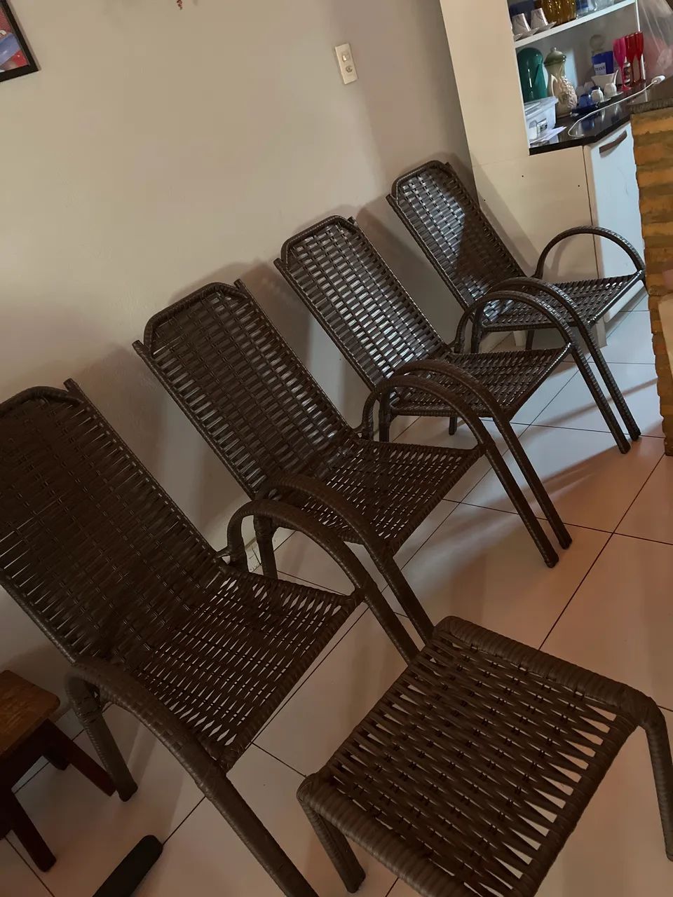 Conjunto com 4 cadeiras e uma mesa