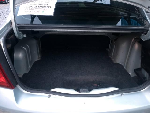 Renault Clio mod 2008 sedan 1.0 16v 4portasAuthentique - Foto 4