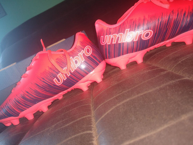Vendo chuteira da umbro por 80$ - Foto 2