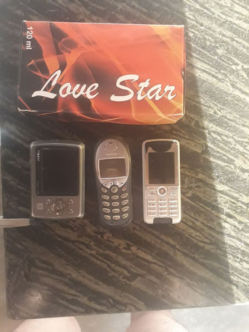 Vendo 2 celular uma máquina fotográfica e um perfume 150 tudo