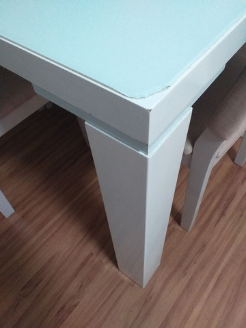 Mesa branca com vidro e 4 cadeiras - Foto 3