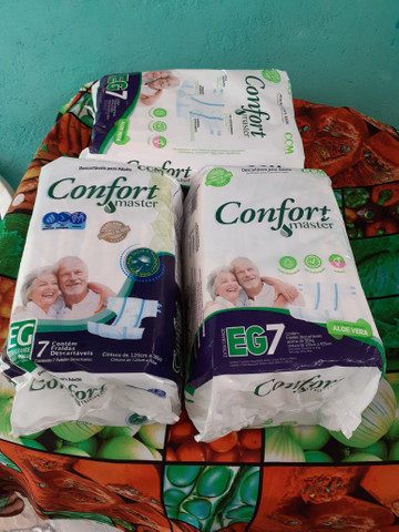 Fraldas geriátricas tenho 5 pacotes valor 25 reais cada