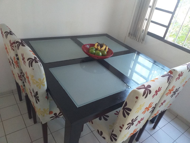 Vendo essa mesa com 4 cadeiras