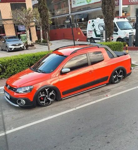 Volkswagen Saveiro Cross G6 rebaixada com rodas aro 18