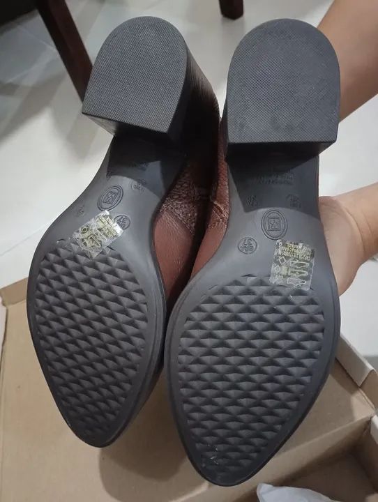 Bota curta feminina em couro  - Foto 5