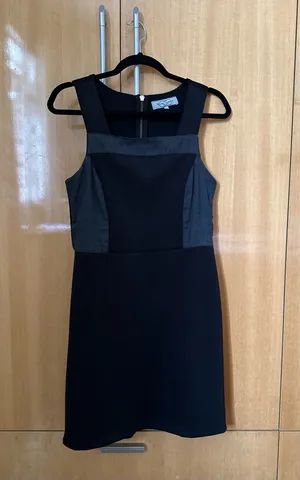 Vendo vestido preto, com fecho-e-clair dourado nas costas, de elastano
