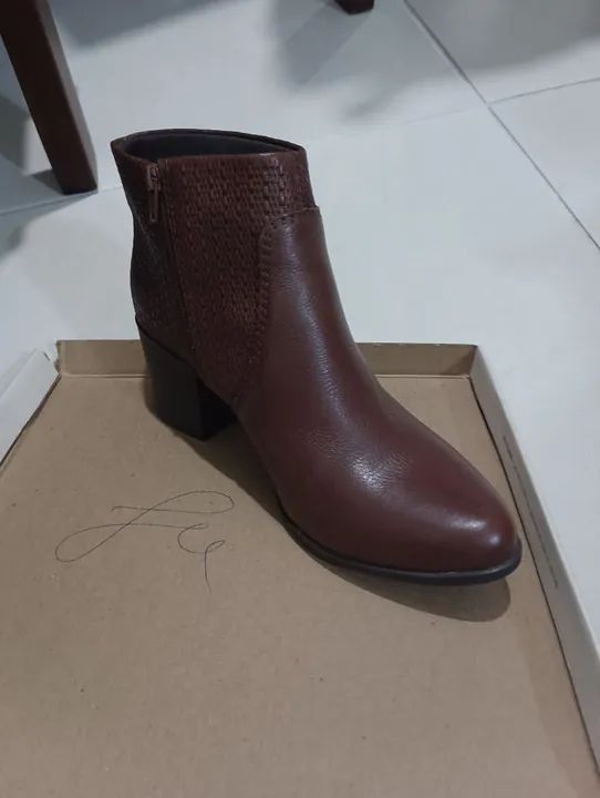 Bota curta feminina em couro  - Foto 3