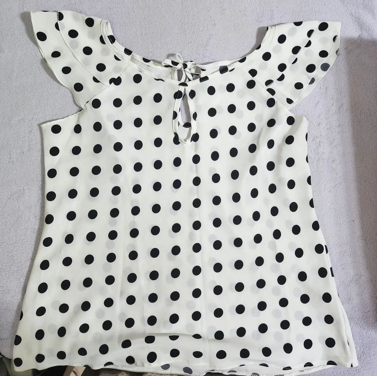 Blusa branca de bolinhas