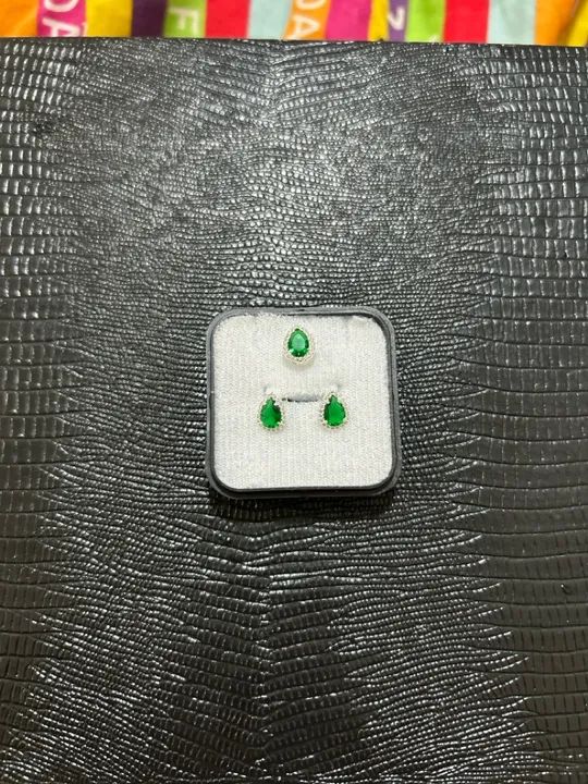 Conjunto de brincos e pingente em prata 925