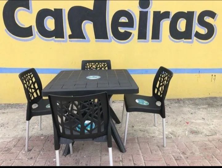 Dining tables in various colors64363743722114121