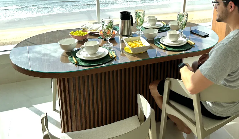 MESA RIPADA DE VARANDA COM TAMPO OVAL E VIDRO TRANSPA (torre de tomada embutida invisível)