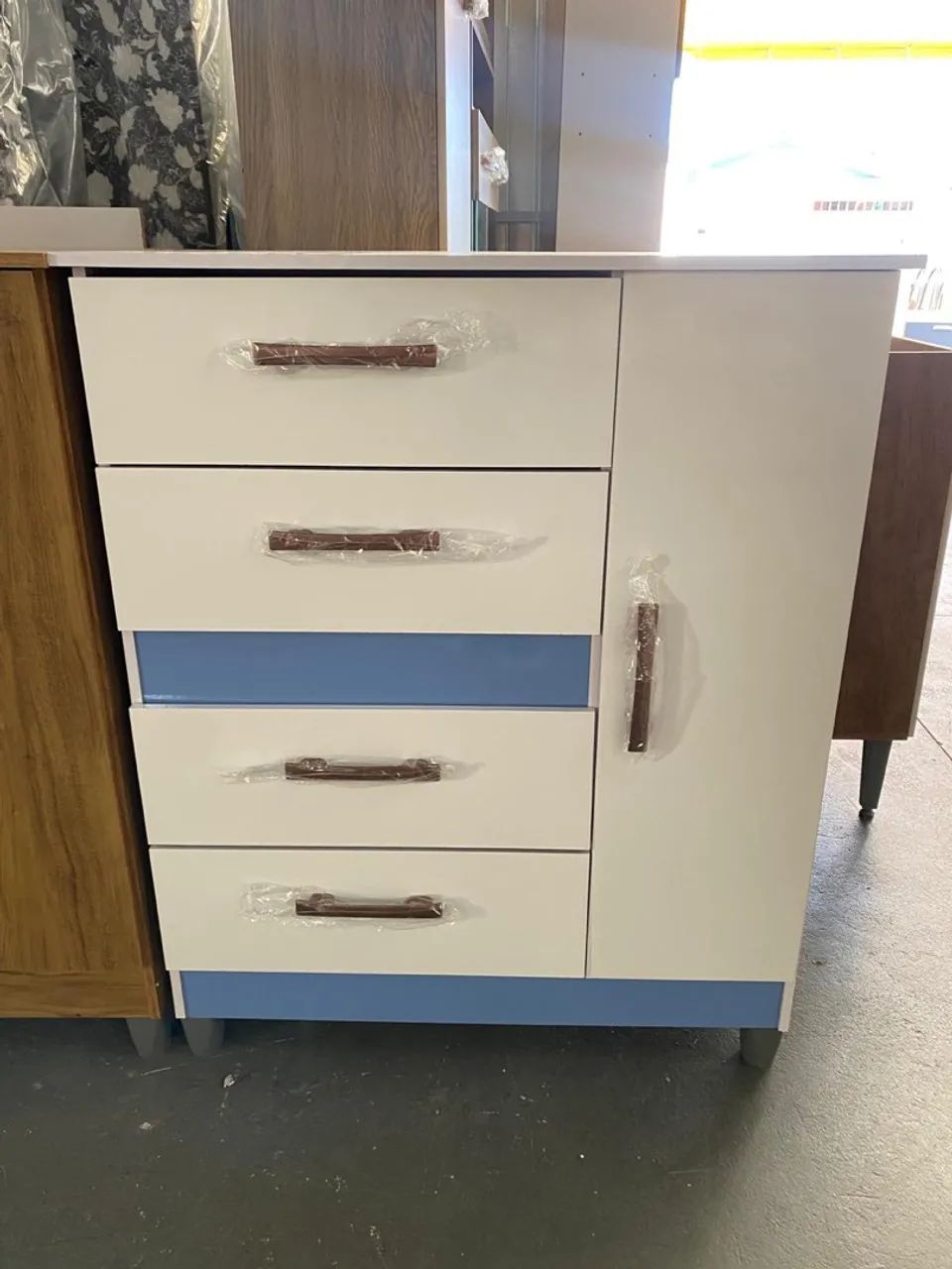 Cômoda moderna com gavetas e porta - entrego 