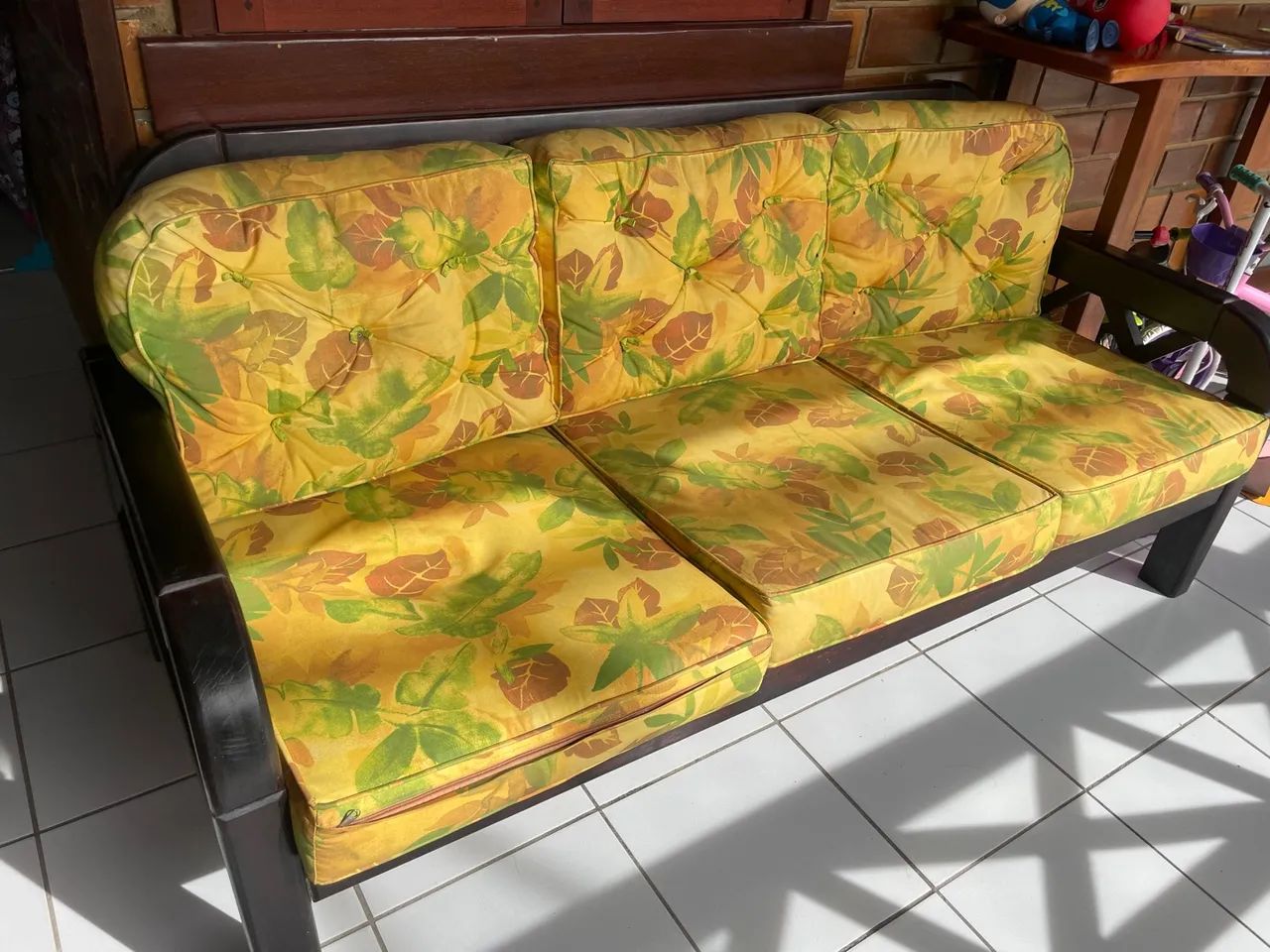 Sofá de 3 lugares com almofadas florais - Foto 3