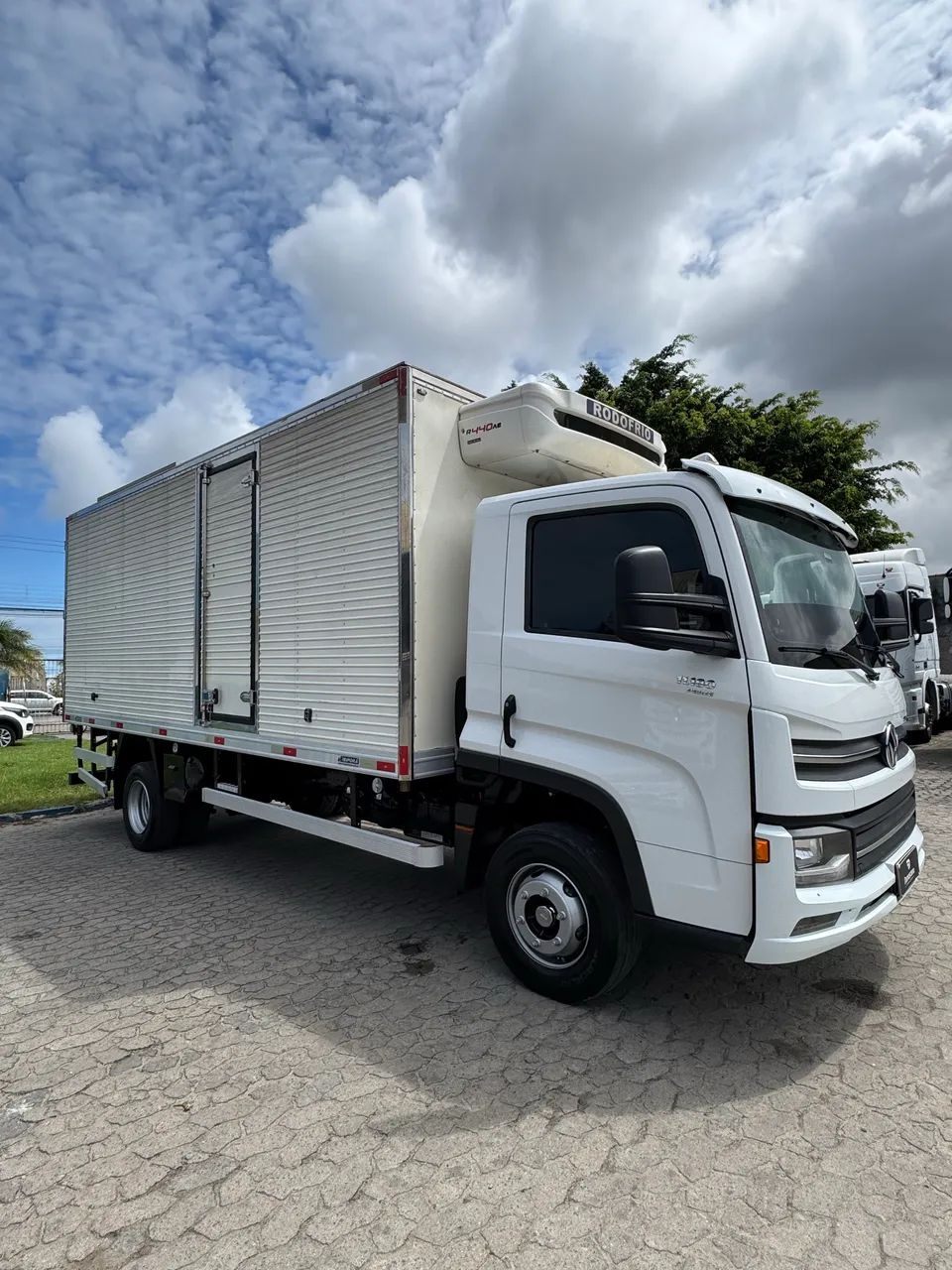 Caminhão Volkswagen Delivery 11.180 DRC 4x2 - Foto 2