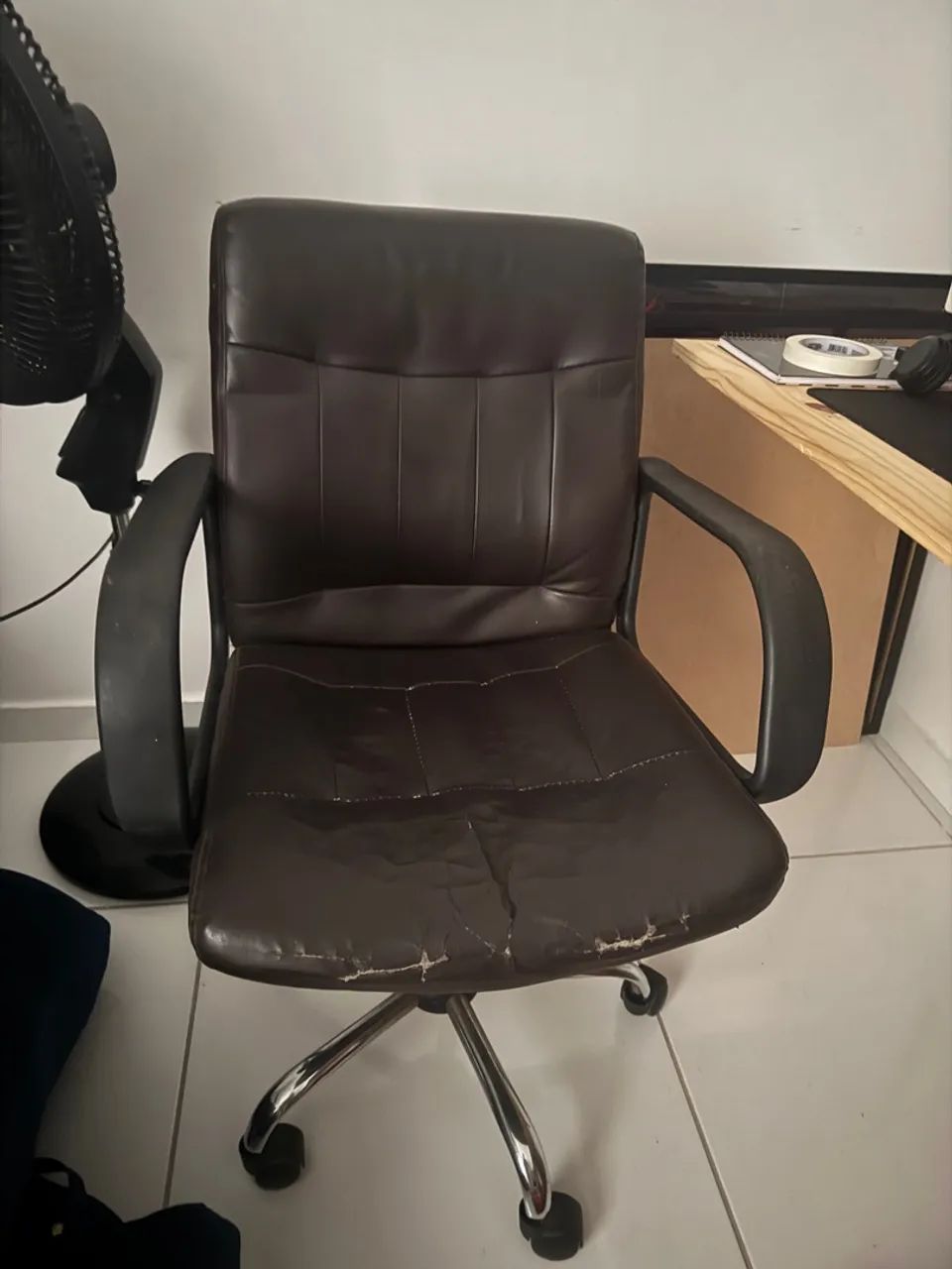 Cadeira para escritório semi nova - Foto 4