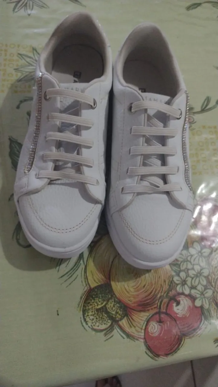 Tênis branco com detalhes em strass