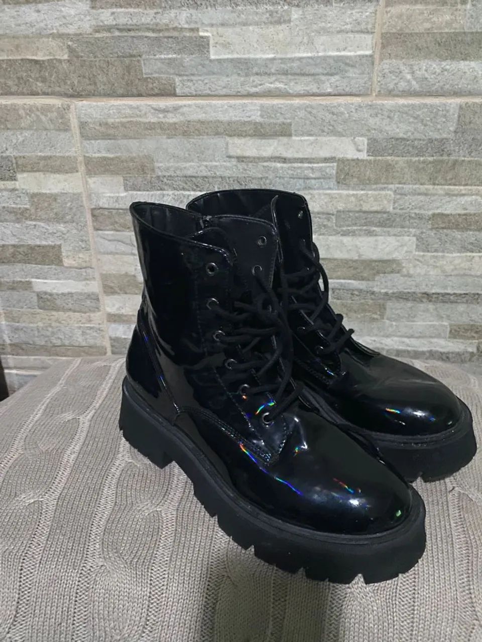 Botas tratoradas pretas com efeito holográfico - Foto 2