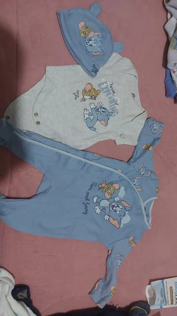 Lote de roupa+ banheira com trocador+mini berço