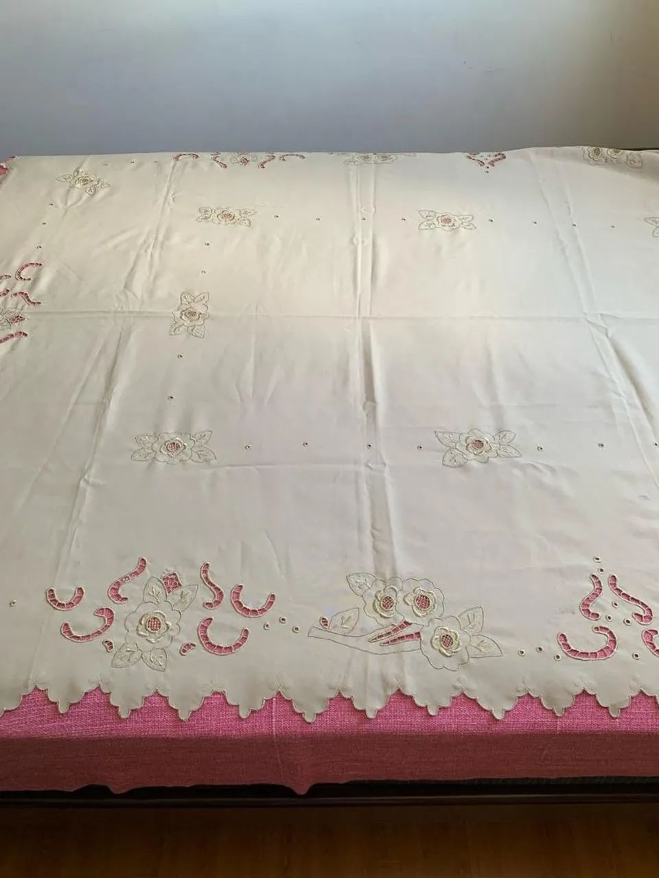 Toalha de Mesa Bordada Richelieu - Foto 2