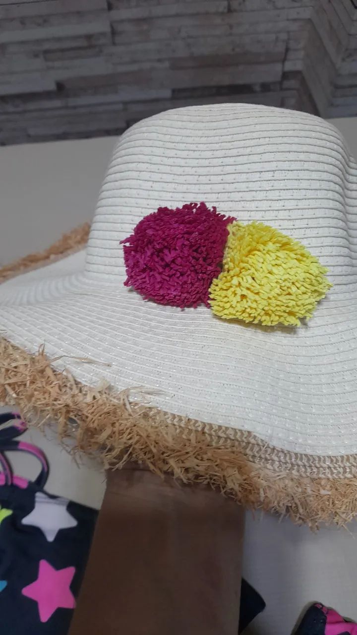 Vendo conjunto de Biquine e chapéu de palha decorado, seminovo Tamanho 9 anos - Foto 5