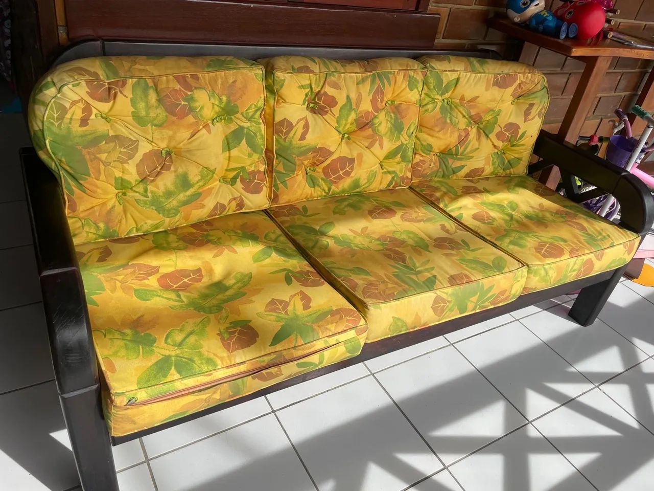 Sofá de 3 lugares com almofadas florais - Foto 2
