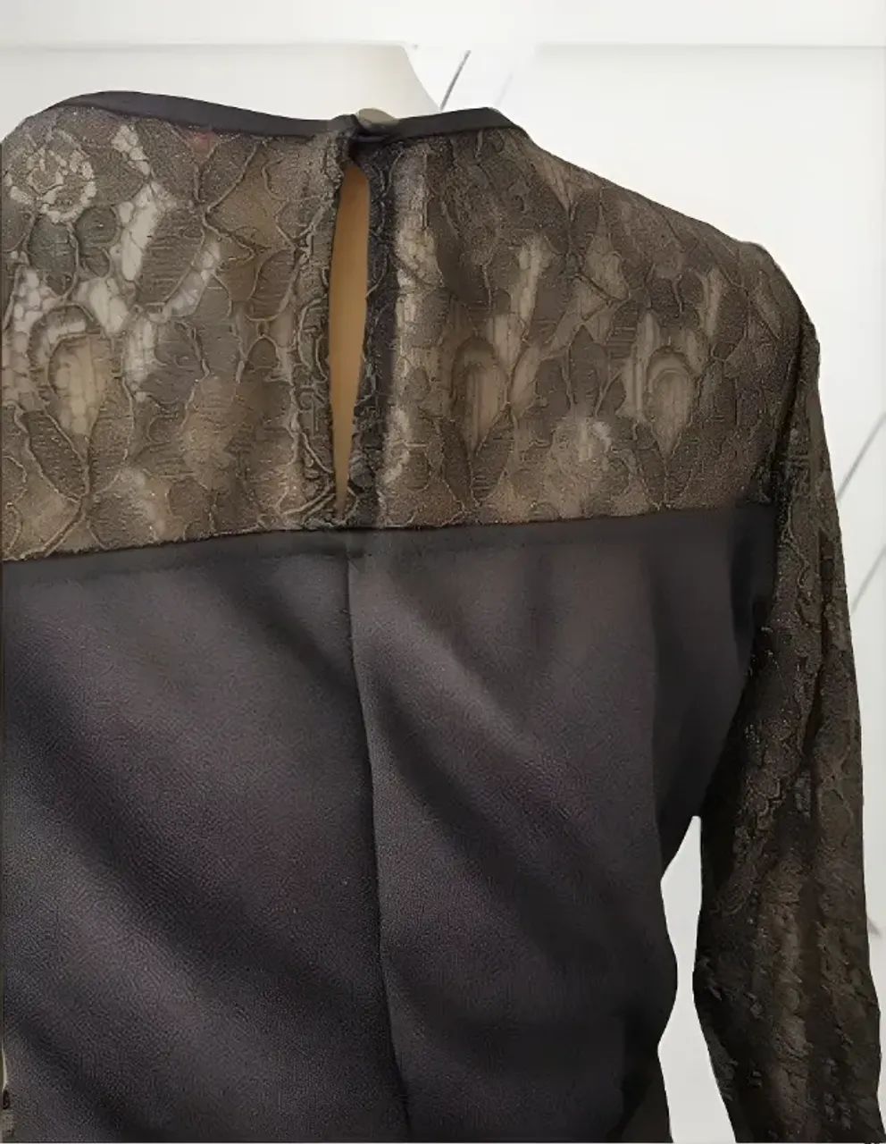 vestido preto com renda e cinto da marca talita kume - Foto 3