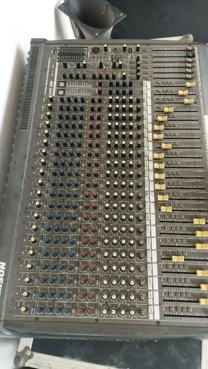 Mesa 24 canais perfeita. 2 efeitos  5 auxiliares samson