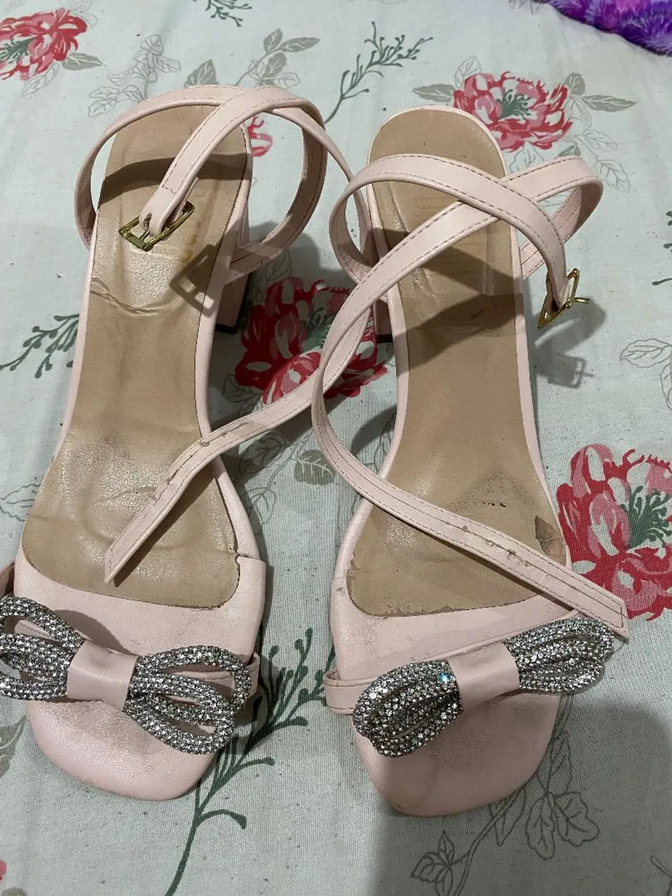 Sandálias Rosa com Detalhe de Laço com Strass