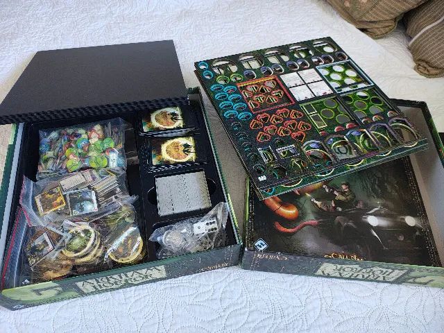 Arkham Horror 2ª Edição e Expansão The King in Yellow - Foto 3