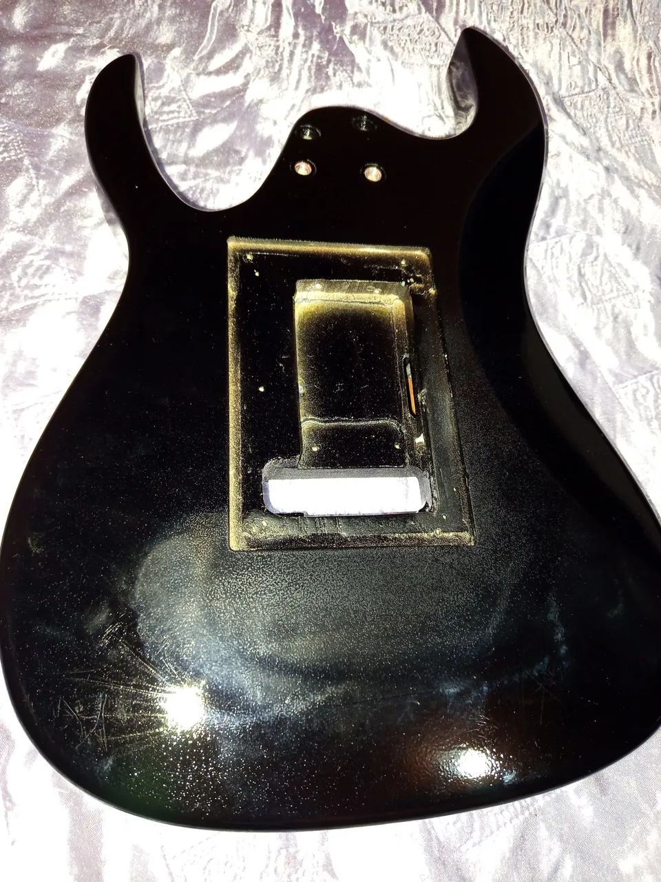 Guitarra Corpo Sólido - Preto com escudo e tampa traseira em madeira. - Foto 3