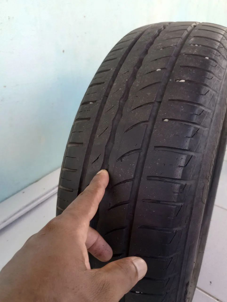 Pneu 175/65 R14  tenho 3 pneus  - Foto 2