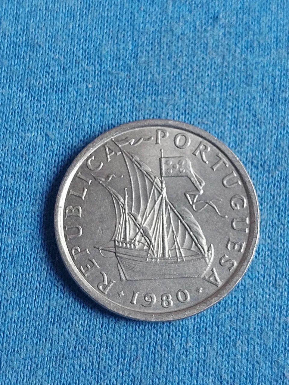 2 Moedas de Portugal 5 escudos- 1980 e 1982 - Foto 2