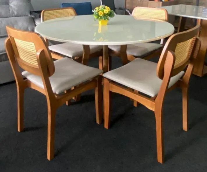 Mesa de jantar 120 diâmetro com 4 cadeiras Lila em madeira 