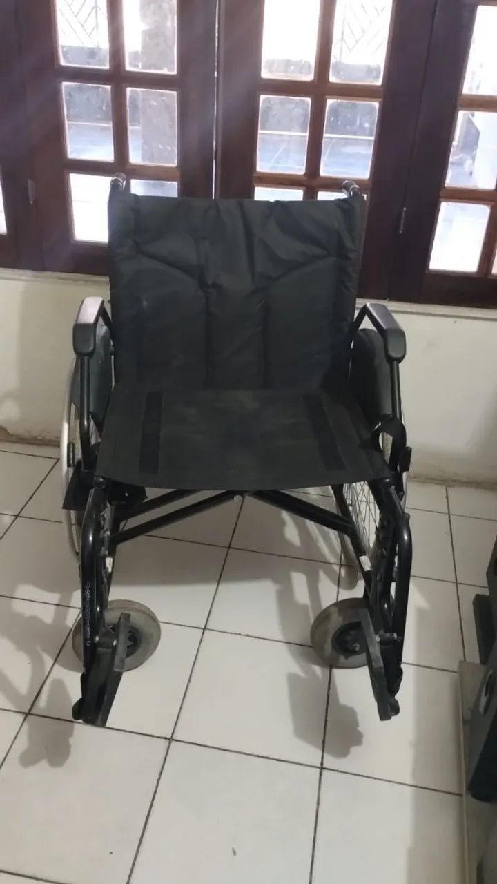 CADEIRA DE RODAS USADA ATE 150K  SEMI NOVA  - Foto 3