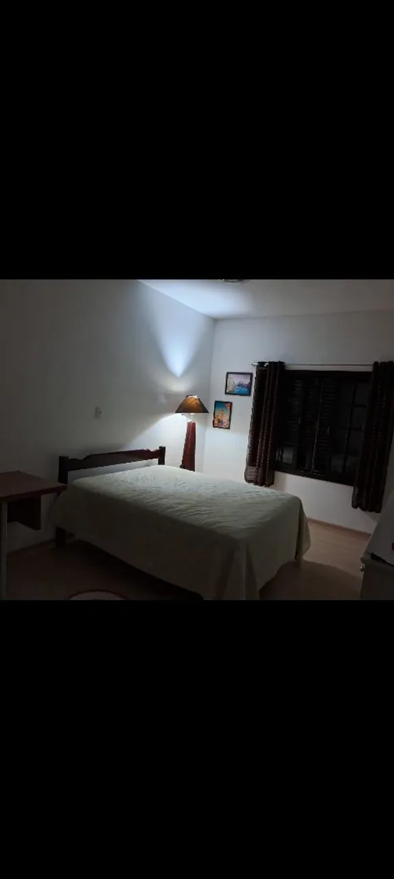 Alugo quarto mobiliado para mulher.