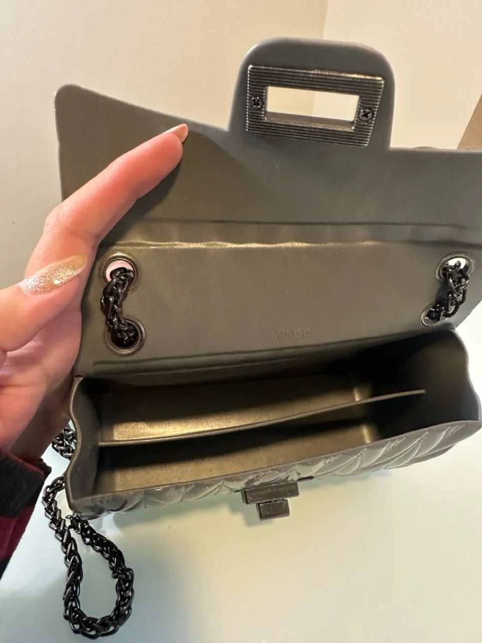 Bolsa de ombro cinza com corrente - Foto 3