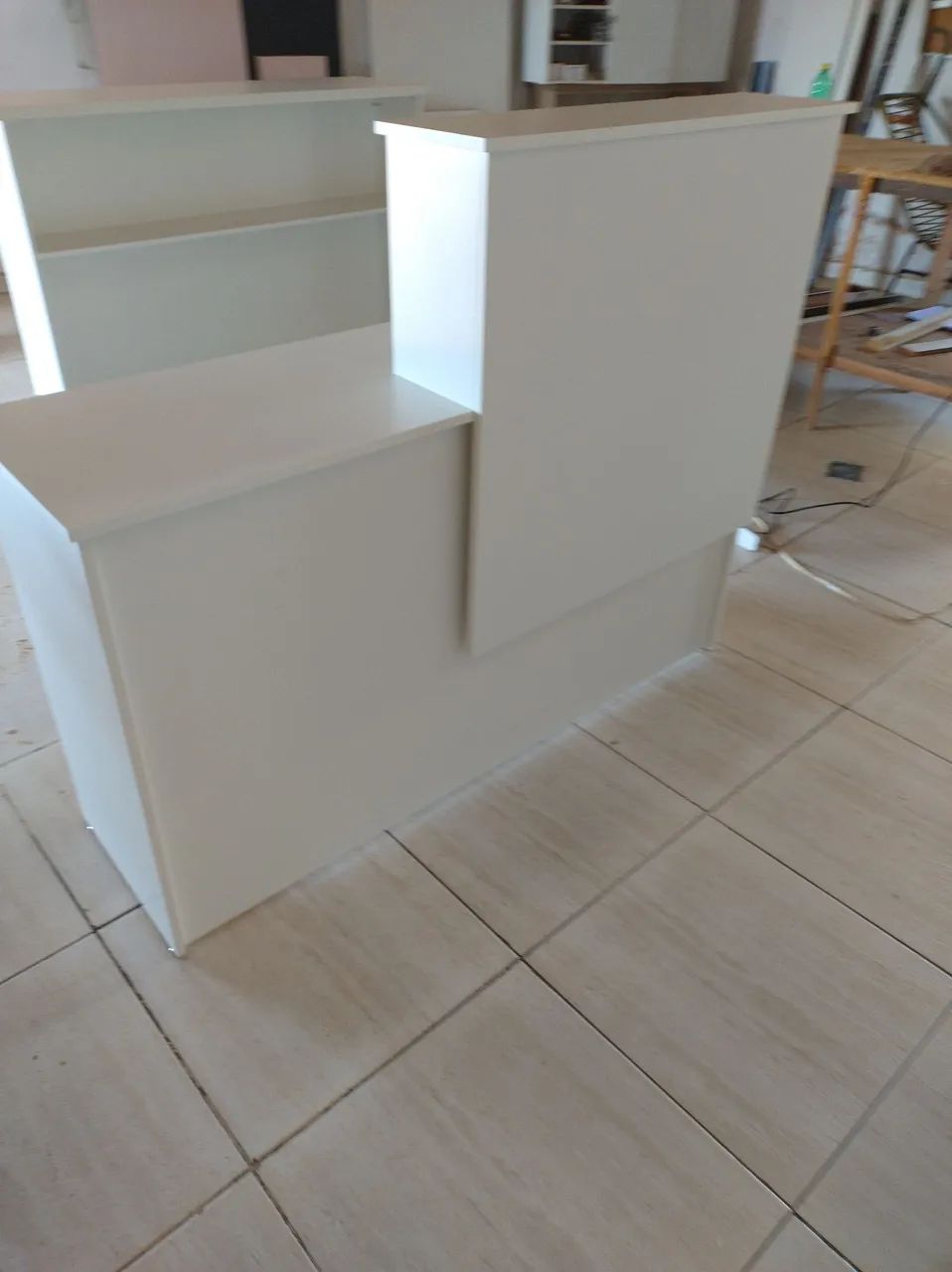 Balcão de atendimento branco/caixa/recepção 