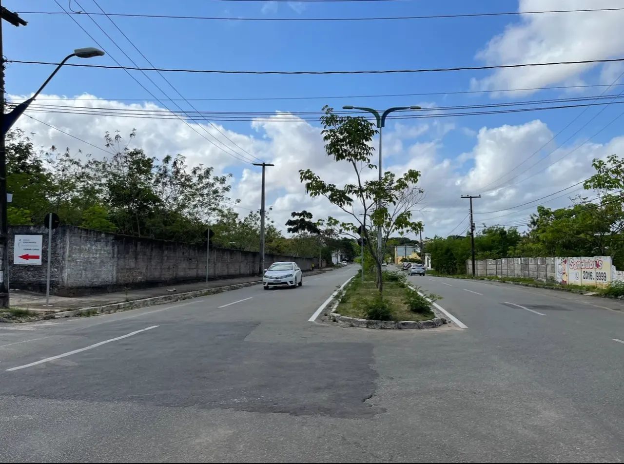 Vendo Terreno no Calhau com 3.200m2 - Murado e Documentado