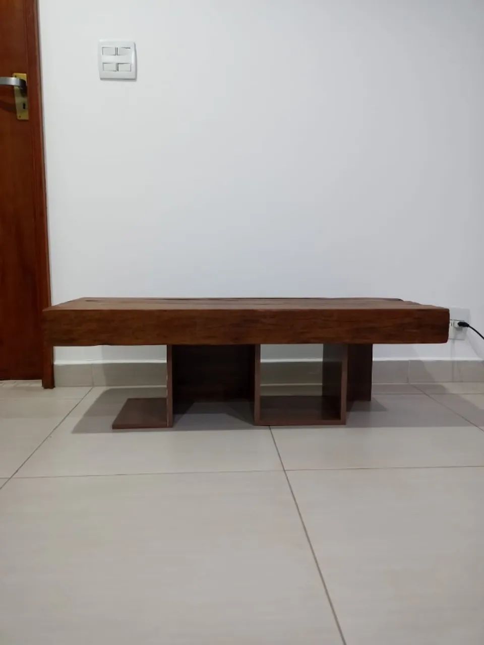 mesa de centro ou de canto de madeira maciça com base de mdf