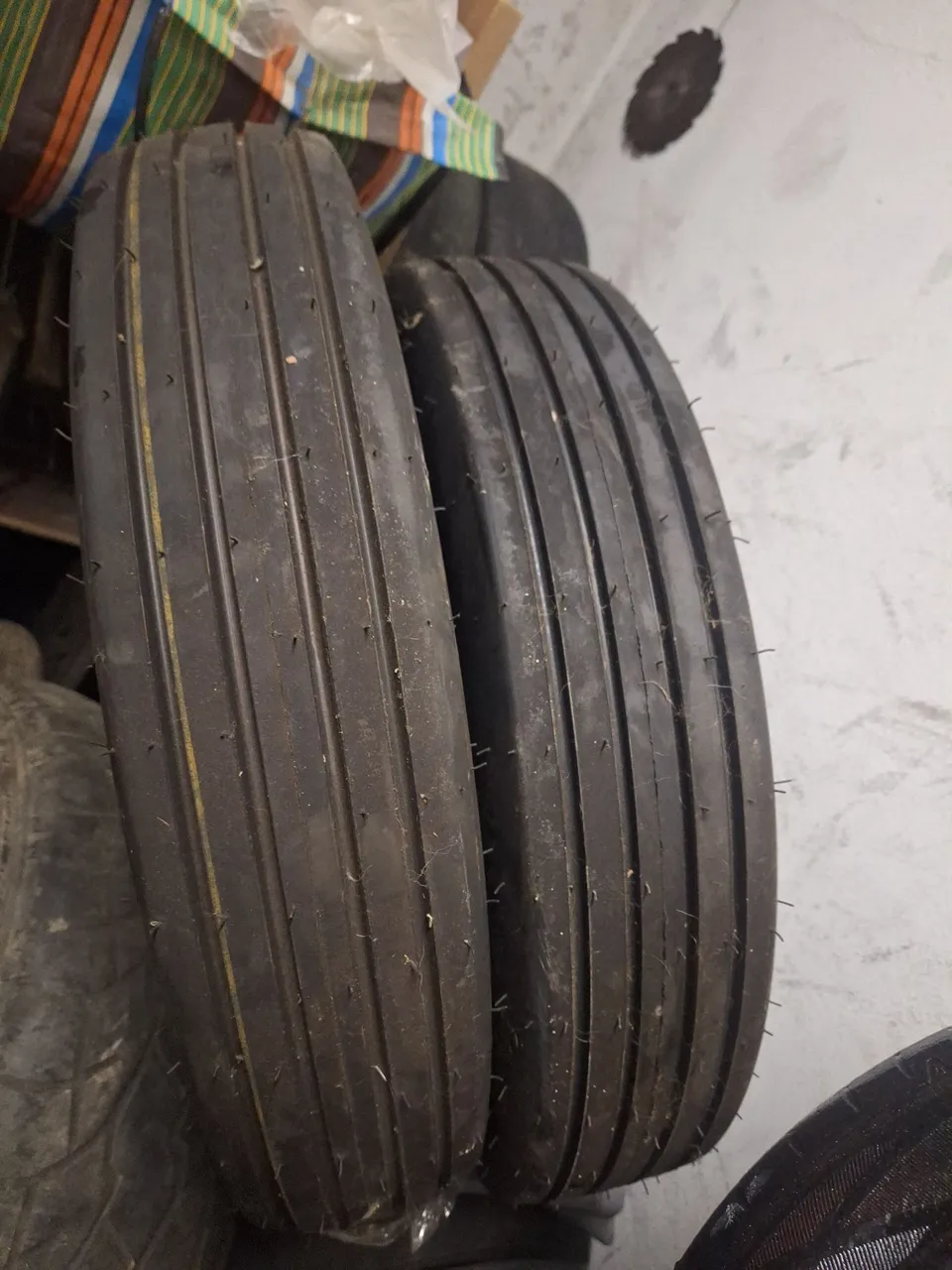 2Pneus 6.50 direcional pra trator