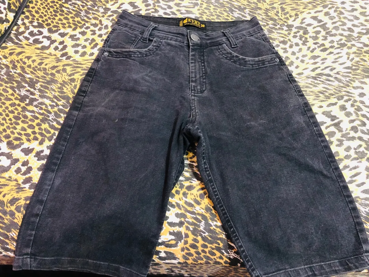 Bermuda Jeans Preta - Conforto e Estilo!