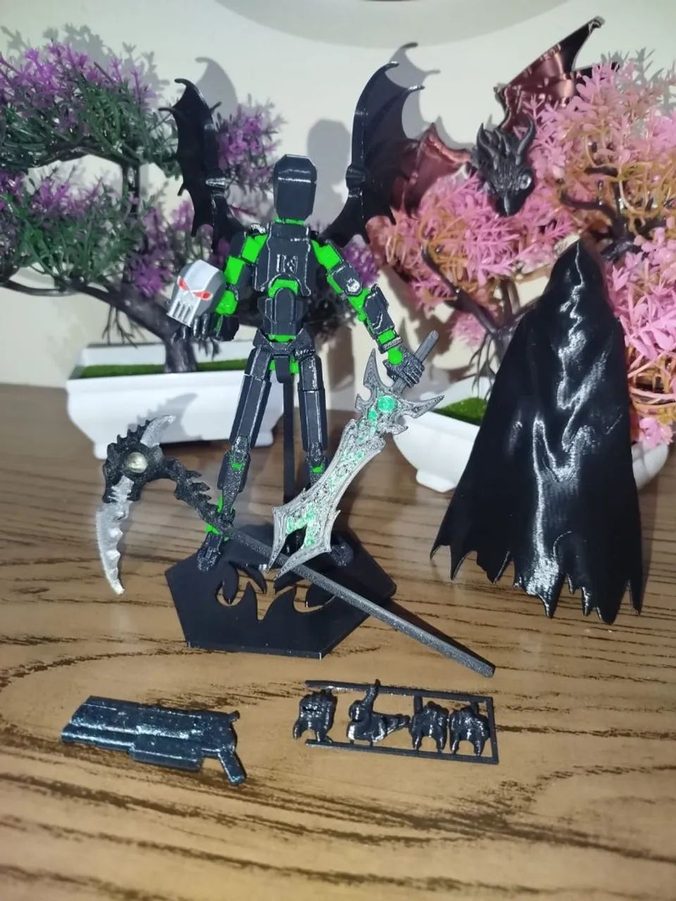 Boneco articulado com asa e capa