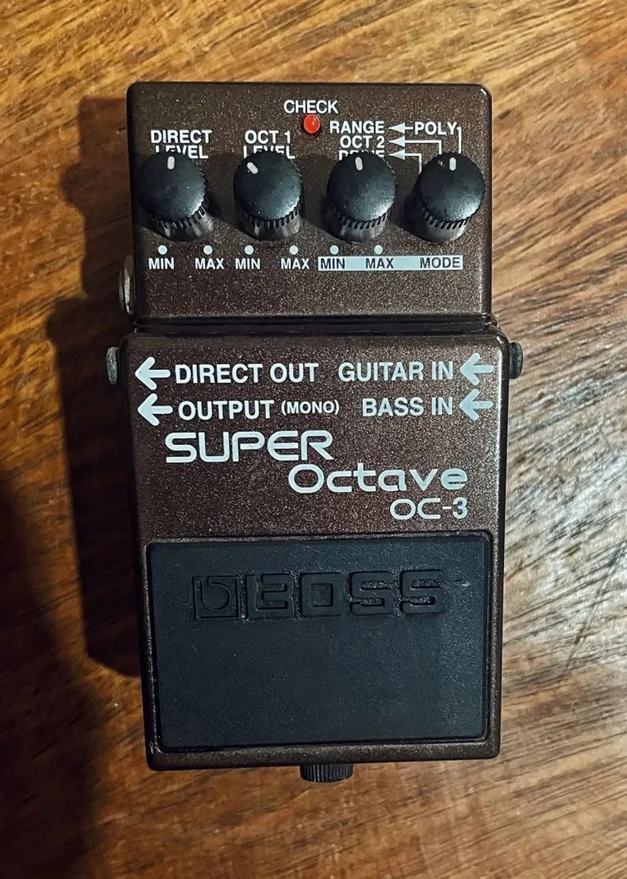 Pedal Boss OC-3 Super Octave na caixa