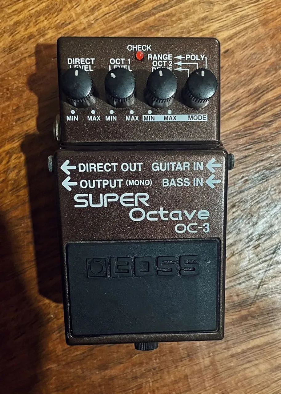 Pedal Boss OC-3 Super Octave na caixa