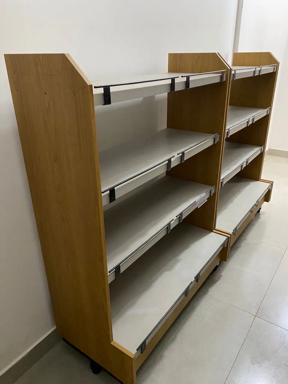 Gôndolas em MDF com porta preço 