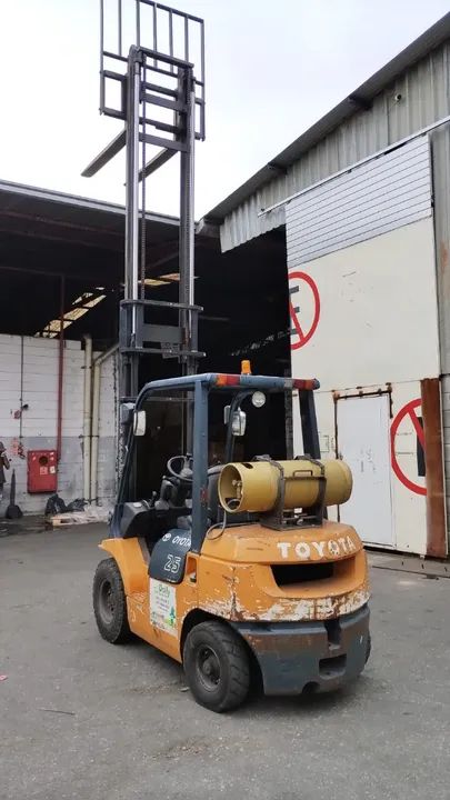 EMPILHADEIRA TOYOTA MODELO  7FG 2.5ton   ANO 2004 - Foto 3