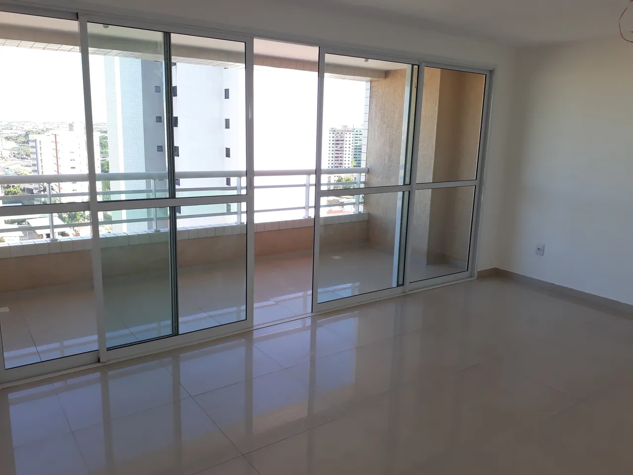 Fátima Apto 118m² 3 Suítes, sendo uma master, Cozinha, Varanda, Dce, 2 vagas de garagem.